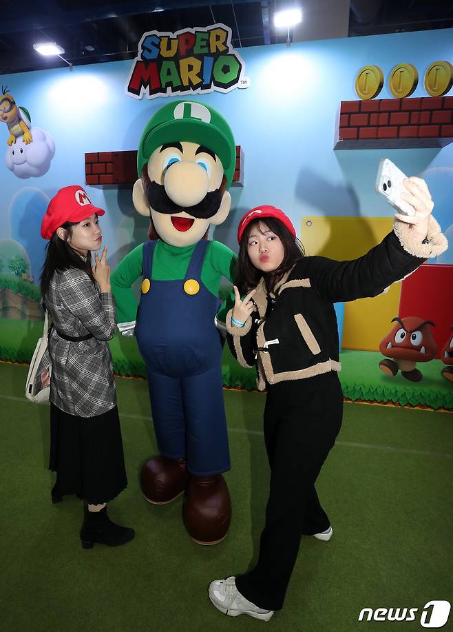 10일 서울 강남구 코엑스에서 열린 닌텐도 라이브(Nintendo Live) 2023 서울을 찾은 관람객들이 루이지와 함께 기념촬영을 하고 있다. 2023.12.10/뉴스1 ⓒ News1 박세연 기자