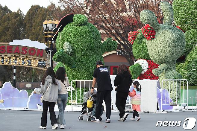 겨울답지 않은 포근한 날씨가 이어진 10일 오후 이랜드가 운영하는 대구 달서구 테마파크 이월드를 찾은 시민들이 가벼운 옷차림으로 휴일을 만끽하고 있다. 2023.12.10/뉴스1 ⓒ News1 공정식 기자