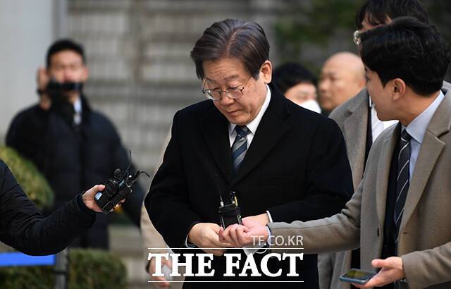 이재명 더불어민주당 대표가 21일 오전 서울 서초구 서울중앙지방법원에서 열린 '대장동 배임 및 성남FC 뇌물 의혹' 관련 공판에 출석하고 있다. /박헌우 기자