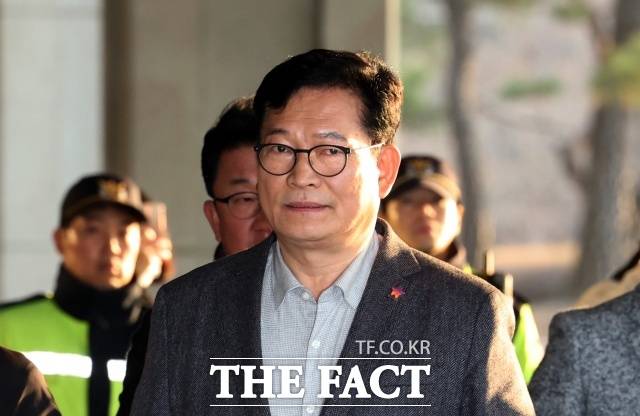 더불어민주당 전당대회 돈봉투 살포 의혹의 정점으로 지목된 송영길 전 더불어민주당 대표가 8일 오전 서울 서초구 서울중앙지방검찰청에 피의자 신분으로 출석하고 있다./뉴시스