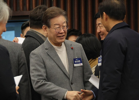 이재명 더불어민주당 대표가 7일 국회에서 열린 중앙위원회에 입장하고 있다. 사진=연합뉴스