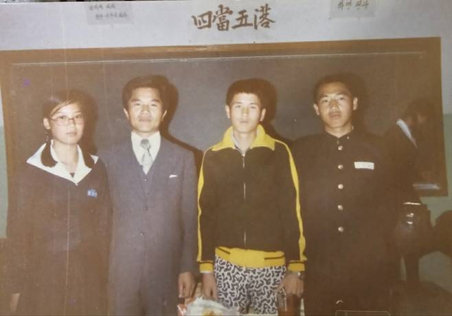 고교 3학년에 재학 중이던 정 씨가 군에 입대하기 전날, 학급에서 송별회를 열어줬다. 트레이너 차림이 정정호 씨. 왼쪽에서 두 번째가 담임 선생님이다. 당시 급훈 ‘하면 된다’가 칠판 오른쪽 위쪽에 붙어 있다. 정정호 씨 제공