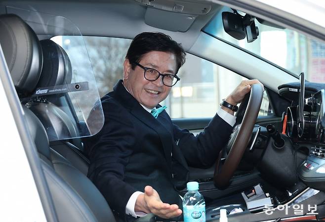 외국어고 교장을 퇴직하고 만 65세부터 택시 운전을 시작한 정정호 씨. 차 안은 모든 게 반짝반짝할 정도로 청소돼 있고 모든 승객은 ‘왕’ 대접을 받는다. 인천=김재명 기자 base@donga.com