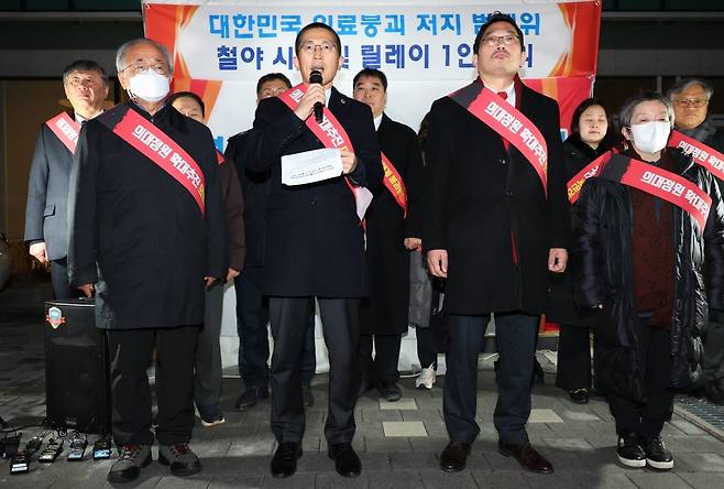 이필수 대한의사협회 회장이 6일 서울 용산 대한의사협회 앞 천막농성장에서 열린 대한민국 의료붕괴 저지 범대위 철야 시위 및 릴레이 1인 시위 관련 기자회견에서 발언하고 있다.  서울=뉴시스