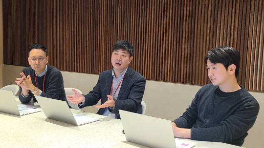 박동수(왼쪽부터) SK가스 IT전략지원실 매니저, 차연우 SK가스 IT전략지원실 PL, 이원선 SK가스 자금그룹 매니저가 지난 7일 경기도 성남시 분당구 판교로 SK본사에서 'i-엑셀' 구축 관련 인터뷰를 하고 있다. SK가스 제공