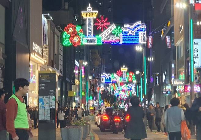 지난 9일 주말 부산 중구 광복로와 국제시장 입구 모습 사진=노주섭 기자