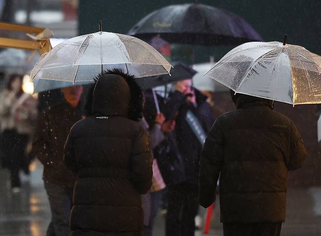 비가 내린 6일 오후 서울 중구 롯데백화점 본점 앞으로 패딩을 입은 시민들이 우산을 쓰고 걷고 있다. 연합뉴스