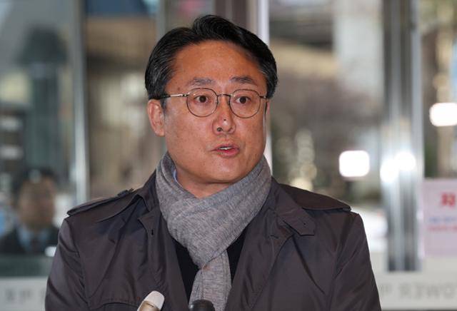 강도형 해양수산부 장관 후보자가 7일 오전 서울 마포구 인사청문회 준비 사무실로 출근하며 취재진의 질문에 답하고 있다. 연합뉴스