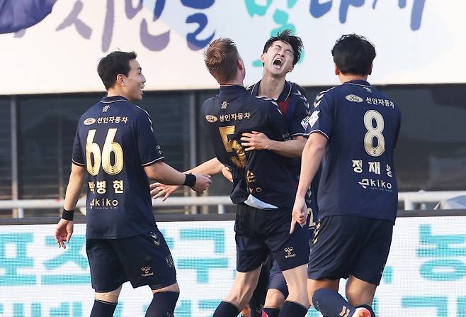 9일 경기도 수원종합운동장에서 열린 프로축구 승강 플레이오프 2차전 수원FC와 부산 아이파크의 경기. 골을 넣은 수원FC 이광혁이 동료들과 기뻐하고 있다. 연합뉴스