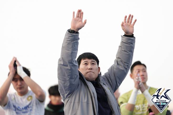 고정운 김포FC 감독이 9일 승강 플레이오프 2차전에서 강원FC에 1-2로 져 승격에 실패한 뒤 팬들에게 인사하고 있다. 사진=프로축구연맹