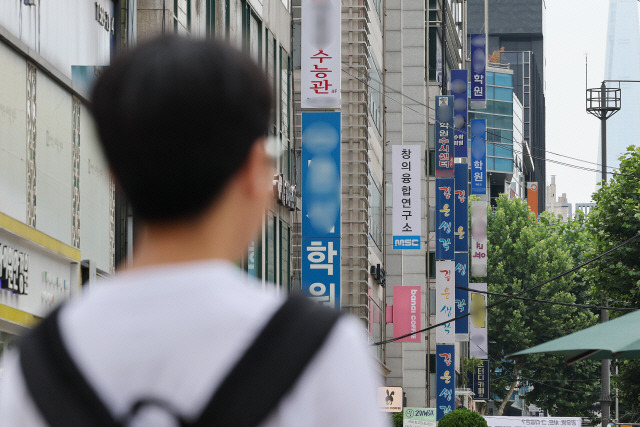 ▲ 한 학생이 서울 강남구 대치동 학원가를 바라보고 있다. [연합뉴스 자료사진]