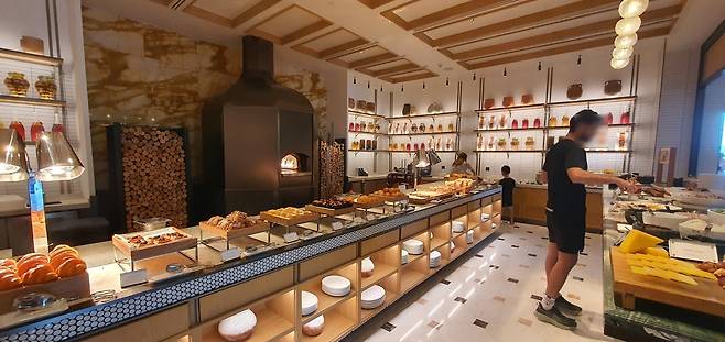 방콕 포시즌스 호텔 '리바 델 피우메 리스토란테'에서 제공하는 조식 뷔페. 사진=이미경 기자