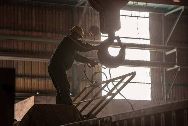 중국 장쑤성 북부 화이안의 철강 공장에서 일하는 근로자  / 사진=AFP
