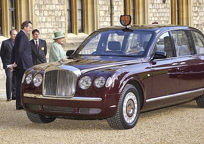 영국 왕실용으로 제작된 벤틀리 리무진 [사진출처=매경DB]