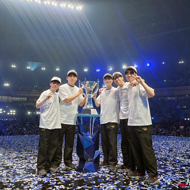 주장 페이커(트로피 오른쪽) 이하 T1 선수단은 2023 롤드컵 제패로 대회 최다 우승 기록을 4회로 자체 경신했다. 사진=에스케이텔레콤씨에스티원 리그오브레전드 공식 SNS