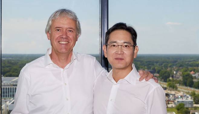 이재용 삼성전자 회장(당시 부회장)이 지난해 네덜란드 ASML 본사에서 피터 베닝크 ASML CEO와 촬영한 기념사진 [삼성전자 제공]