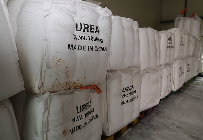 지난 6일 호남 요소수 생산업체인 전북 익산시 석암동 아톤산업 창고에 소량의 중국산 요소가 쌓여 있다. [연합]