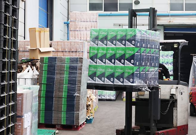 지난 6일 경기도 안산시 단원구 금성이엔씨에서 직원들이 요소수 출하 작업을 하고 있다. [연합]