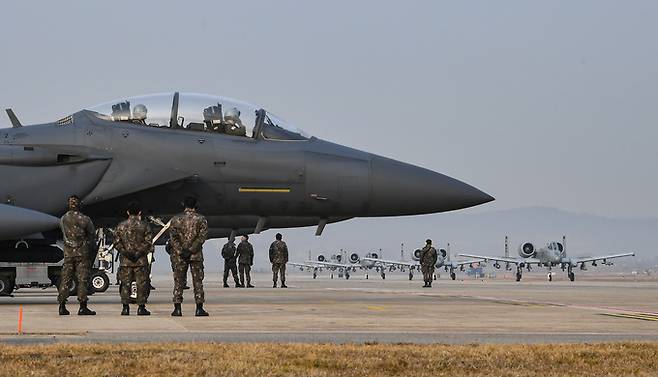 한국 공군의 F-15K 전투기와 미국 공군의 A-10 공격기가 이륙을 위해 활주로로 이동하고 있다. 세계일보 자료사진