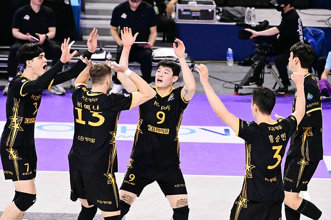 기뻐하는 KB손해보험 선수들 [KOVO 제공. 재판매 및 DB 금지]