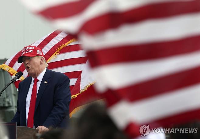 텍사스 공항서 연설하는 트럼프 전 대통령  2024년 미국 대선에 출마한 도널드 트럼프 전 미국 대통령이 지난달 19일(현지시간) 사우스텍사스국제공항에서 그레그 애벗 텍사스 주지사의 소개로 연단에 오른 뒤 지지자들을 향해 연설하고 있다. 트럼프 전 대통령은 각종 여론조사에서 조 바이든 대통령을 앞서고 있다. [AP 연합뉴스 자료사진. 재배포 및 DB 금지]