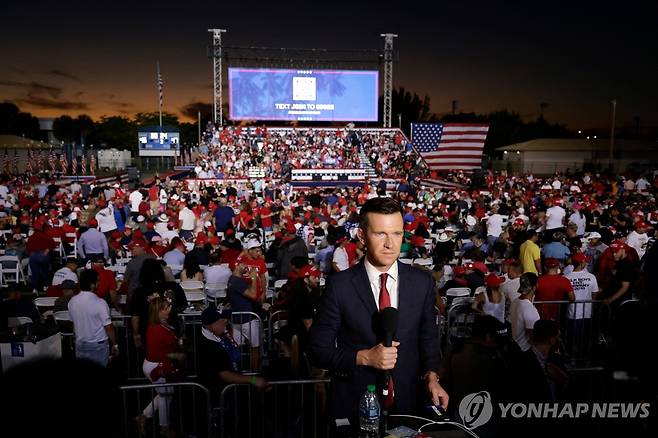 꺾일 줄 모르는 트럼프 기세  지난달 8일(현지시간) 미국 플로리다주 하이얼리아의 테드 헨드릭스 스타디움에 모인 청중이 도널드 트럼프 전 대통령의 연설을 듣기 위해 기다리고 있다. 트럼프 전 대통령은 여러 건으로 기소돼 재판을 받고 있는 가운데서도 다른 공화당 대선 후보들보다 높은 지지율을 유지하고 있다. [AFP 연합뉴스 자료사진. 재배포 및 DB 금지]