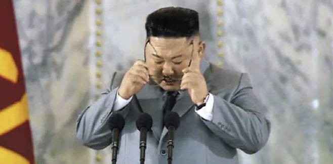 북한 조선중앙TV가 지난 2020년 10월10일 김정은 국무위원장이 노동당 창건 75주년 경축 열병식 연설 중 울먹이고 있다. (사진= 조선중앙TV 캡처)