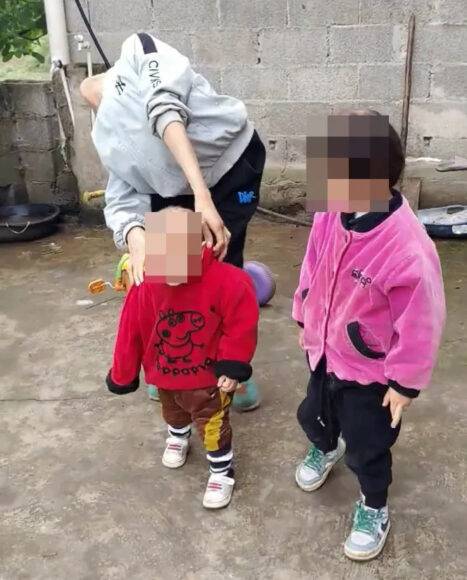 아이들을 등교시키는 모습 [사진='더선' 보도내용 캡처]