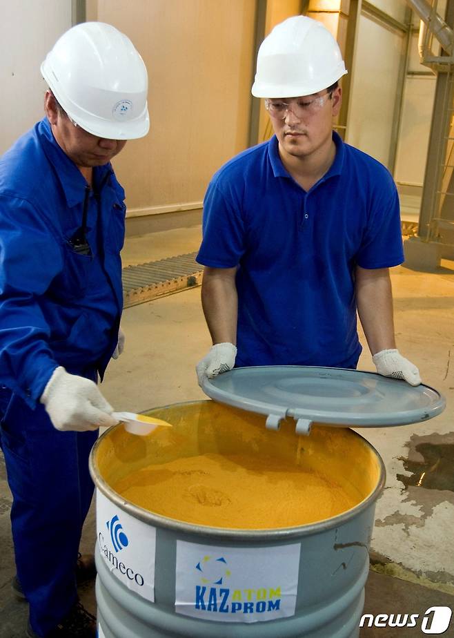 지난 2010년 6월5일(현지시간) 인부들이 카자흐스탄 타이코누르 정착지 인근의 잉카이 우라늄 광산에서 '우라늄정광'(옐로우케이크)로 가득 찬 드럼통을 확인하고 있다. 2010.05.20/뉴스1 ⓒ 로이터=뉴스1 ⓒ News1 김민수 기자