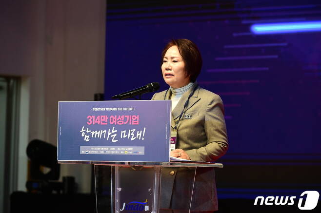 이정한 한국여성경제인협회 회장이 2023 전국 여성CEO 경영연수 행사에서 개회사를 하고 있다.(한국여성경제인협회 제공)