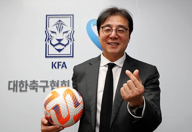 12월 6일 대한축구협회 사무실에서 만난 황선홍 올림픽 축구대표팀 감독이 '손가락 하트'를 만들며 쑥스럽게 웃었다. 그는 "아시안게임 우승 후 나도 선수들과 함께 라커룸에서 춤을 추고 싶었다"고 했다. 본지와 인터뷰를 마친 뒤 포즈를 취하고 있다. /남강호 기자