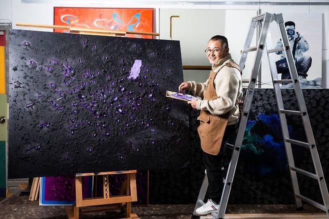 탈북화가 오성철씨가 캔버스에 작품을 그리고 있다. '숟가락 화가'라는 별명 답게 캔버스에는 촘촘하게 숟가락이 붙어있었다. /김종연 영상미디어 기자