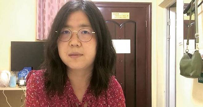 올초 코로나로 봉쇄된 중국 후베이성 우한에 들어가 현지 소식을 전했던 전직 변호사 장잔. 상하이 법원은 28일 공중소란 혐의로 기소된 장씨에게  징역 4년을 선고했다./소셜미디어 캡처
