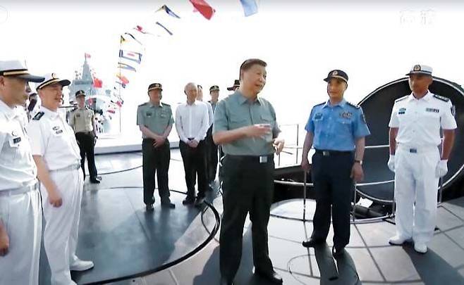 시진핑, 美 타격 가능한 SLBM 발사덮개 위에서 대화 - 시진핑(오른쪽에서 셋째) 중국 국가주석이 인민해방군 해군 창설 72주년인 지난 23일 094형 전략핵잠수함 ‘창정(長征) 18호’의 잠수함발사탄도미사일(SLBM) 발사 덮개 위에서 관계자들과 대화를 나누고 있다. 중국 CCTV는 시 주석이 이날 하이난 싼야에서 열린 전략핵잠수함 함기(艦旗) 수여식에 참석했다고 보도했다. /중국 CCTV