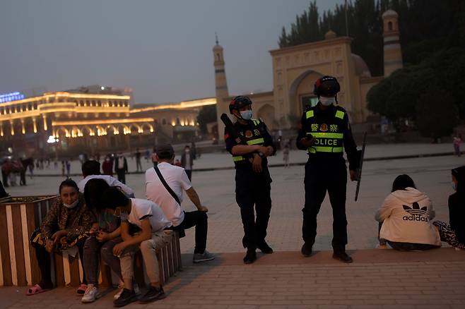지난 3일 중국 신장위구르자치구 카슈가르의 이슬람 사원 앞으로 경찰이 순찰하고 있다. /로이터 연합뉴스