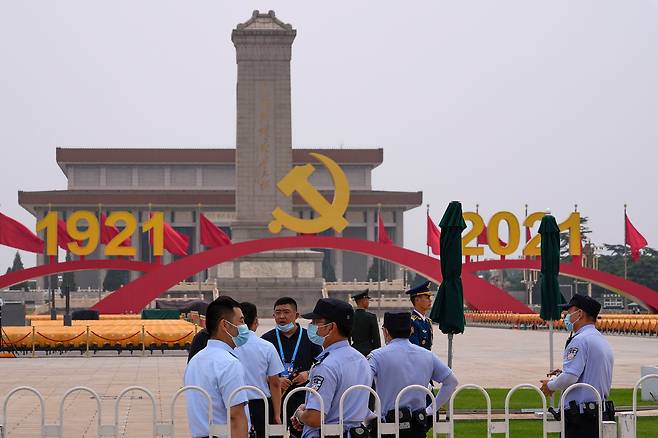 오는 7월 1일 중국공산당 창립 100주년 기념 행사가 열리는 베이징 천안문 광장에서 경찰들이 이야기를 나누고 있다. 광장은 지난 23일부터 일반인의 접근이 통제되고 있다./AP 연합뉴스