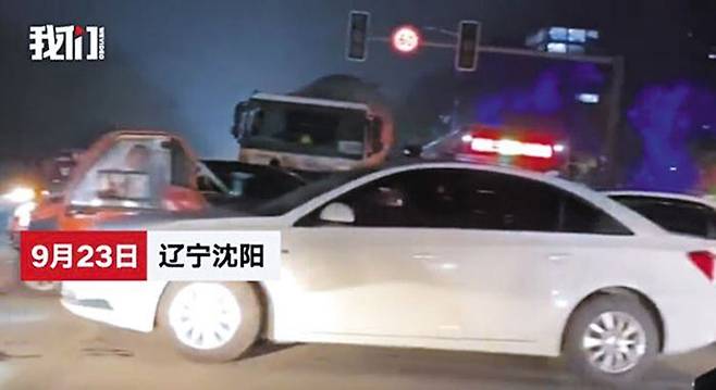 지난 23일(현지 시각) 중국 랴오닝성 선양시의 신도시 지역에서 발생한 갑작스러운 정전으로 교차로 신호등이 꺼지자 차량들이 도로에 뒤엉켜있다. /신경보