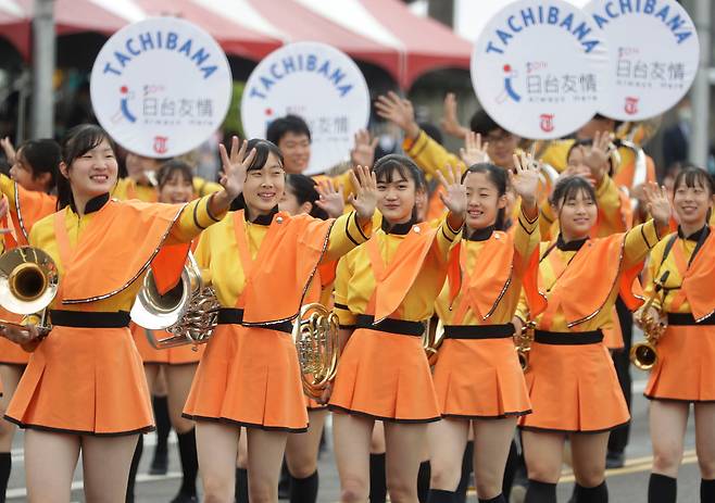 일본 교토 타치바나고(高) 마칭 밴드가 10일 대만 타이베이 총통부 광장에서 열린 대만 국경절 기념 행사에서 공연을 하고 있다./AP 연합뉴스