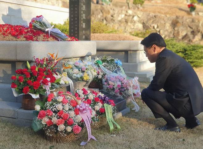 국민의힘 장제원 의원이 11일 오후 페이스북에 "아버지 장성만 전 국회부의장의 산소를 찾았다"며 글과 함께 사진을 올렸다./페이스북