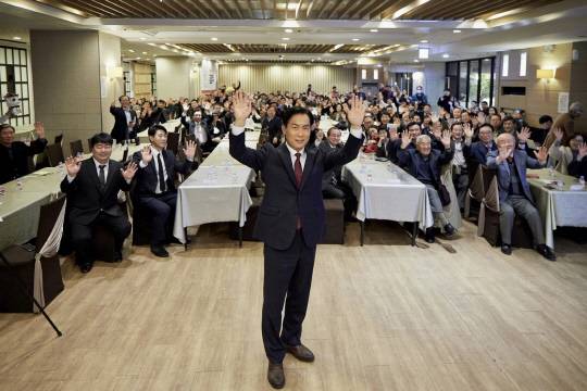 김영우(가운데) 국민의힘 전 국회의원이 지난 12월10일 서울 동대문구갑 지역구 소재 한 웨딩홀에서 신간 '나는 왜 나를 컷오프했는가' 출판기념회를 연 가운데 참석자들과 함께 기념촬영을 하고 있다. 김 전 의원 측에 따르면 행사엔 주요 내·외빈과 동대문구 시민 등 600여명이 참석했다.<김영우 전 국회의원 페이스북 사진>