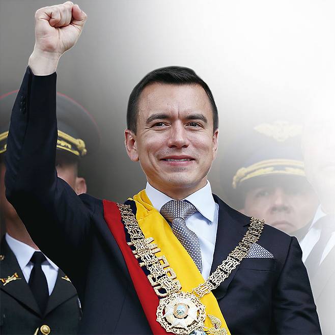 다니엘 노보아 에콰도르 신임 대통령이 11월 23일 국회에서 대통령 취임식을 마친 후 에콰도르 키토의 정부궁 발코니에서 주먹을 들고 있다. 사진 EPA연합