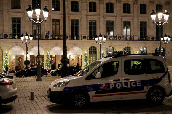 2018년 1월10일(현지시각) 보석 도난 사건이 발생한 프랑스 파리의 리츠호텔을 경찰이 수사하고 있다. AFP 연합뉴스