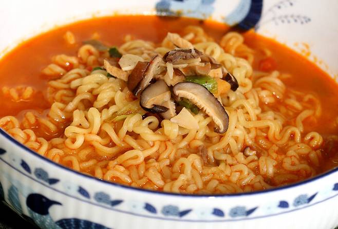 라면을 끓일 때 ‘물 → 양파 → 라면과 분말수프 → 대파 → 달걀’ 순서로 끓일 수도 있고, ‘물·양파·대파·분말수프 → 라면 → 달걀’ 순서로도 끓일 수 있습니다. 순서를 정하는 것도, 있는 것을 빼는 것도 ‘배치’입니다. ‘구성’이란 글감을 배치하는 일입니다. 한겨레 자료