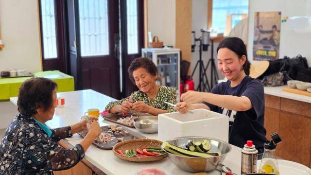 지난 9월 '고마워 할매' 프로젝트 참가자가 할머니들과 함께 식재료를 다듬고 있다. 숲속언니들 제공