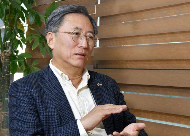 최중경 한미협회장이 서울 중구 한미협회 사무실에서 한국일보와 인터뷰하고 있다. 김예원 인턴기자