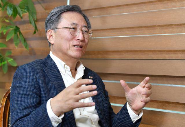 최중경 한미협회장이 서울 중구 한미협회 사무실에서 한국일보 본보와 인터뷰하고 있다. 김예원 인턴기자