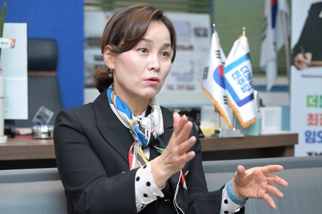 임오경 더불어민주당 의원이 경기 광명시의 지역구 사무실에서 한국일보와 인터뷰하고 있다. 윤서영 인턴기자
