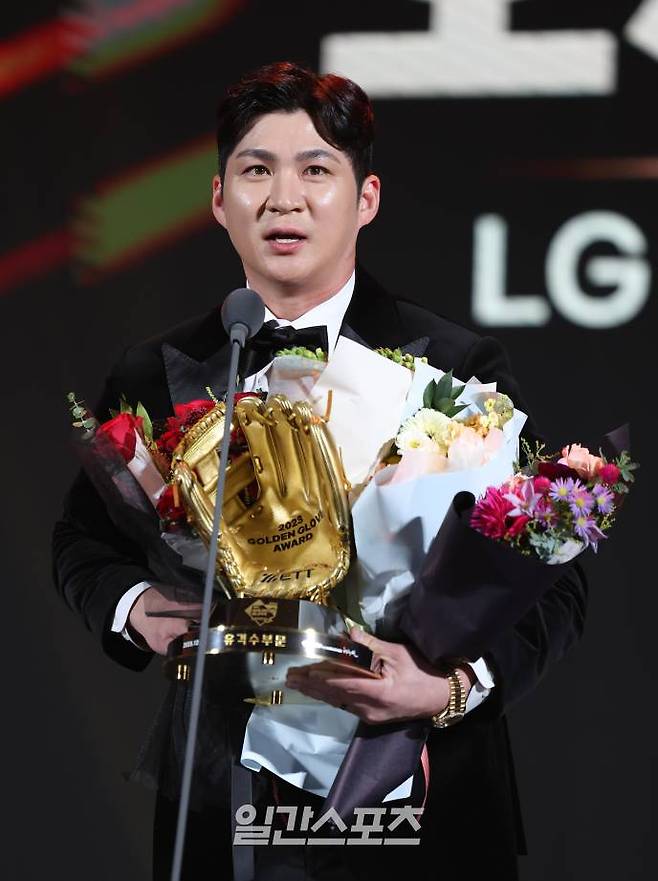 LG 오지환이 11일 오후 서울 삼성동 코엑스 오디토리움에서 열린 '2023 KBO 골든글러브 시상식'에서 유격수 부문을 수상하고 수상소감을 말하고 있다. 김민규 기자  /2023.12.11/