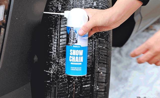 뿌리는 스노체인 / 출처=불스원