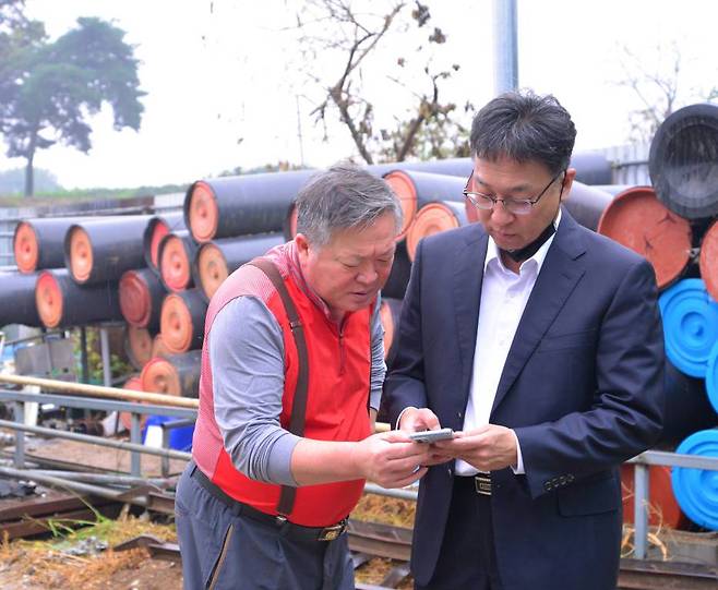 조한육 동탄농장 대표(좌)와 유상준 이유씨엔씨 팀장(우)이 대화하고 있는 모습 / 출처=IT동아